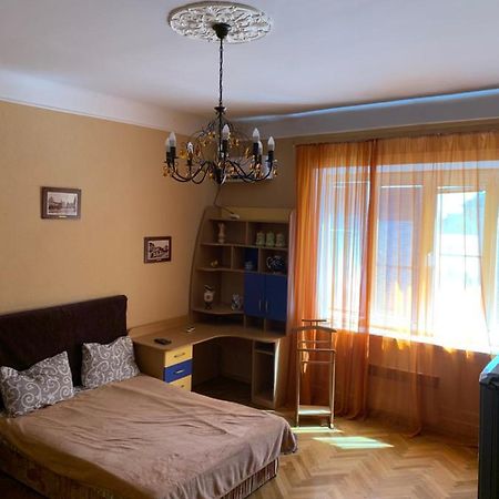 Apartment On Hoholya Street チェルニウツィー エクステリア 写真