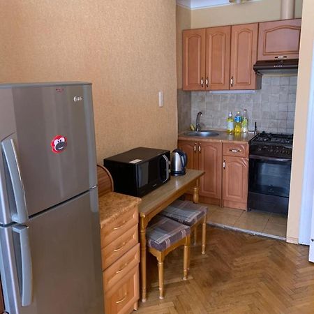 Apartment On Hoholya Street チェルニウツィー エクステリア 写真